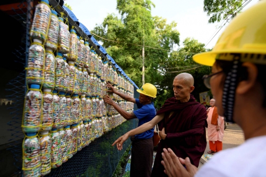 Kreativitas Warga Myanmar Menyulap Botol Bekas Jadi Tirai