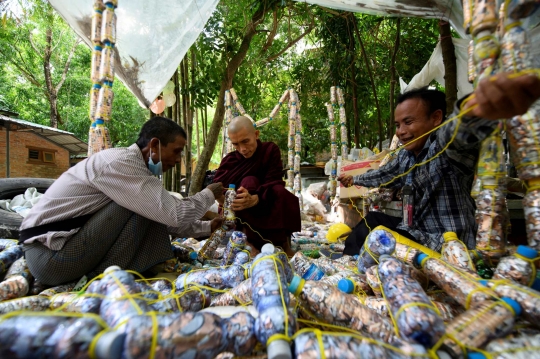 Kreativitas Warga Myanmar Menyulap Botol Bekas Jadi Tirai