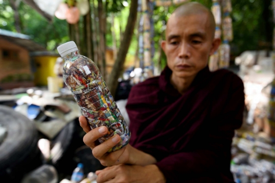 Kreativitas Warga Myanmar Menyulap Botol Bekas Jadi Tirai