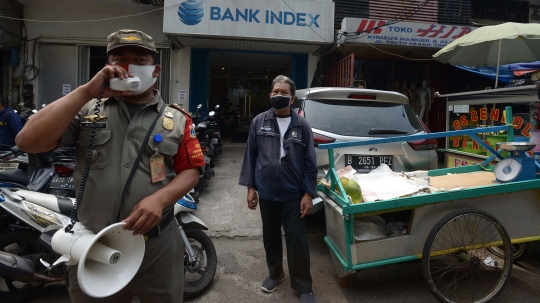 Petugas Imbau Pedagang Pasar Selalu Gunakan Masker