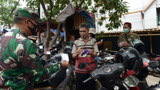 Petugas Imbau Pedagang Pasar Selalu Gunakan Masker