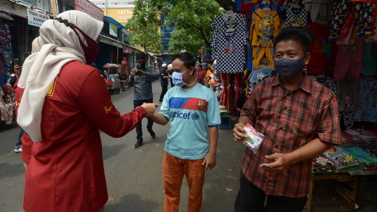 Petugas Imbau Pedagang Pasar Selalu Gunakan Masker