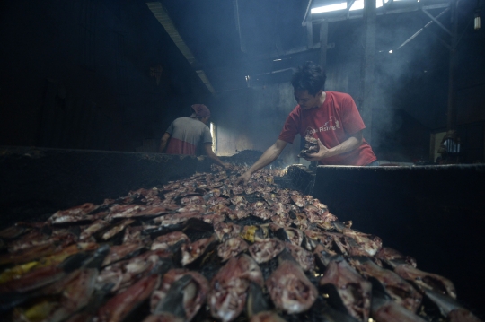 Geliat Industri Ikan Lele Asap