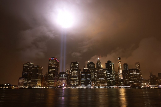 Mengenang Tragedi 11 September, Cahaya Biru Hiasi Langit AS