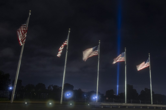 Mengenang Tragedi 11 September, Cahaya Biru Hiasi Langit AS