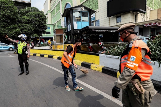 Razia Masker, Warga Dihukum Menyapu Jalanan Saat PSBB