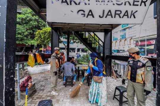 Razia Masker, Warga Dihukum Menyapu Jalanan Saat PSBB