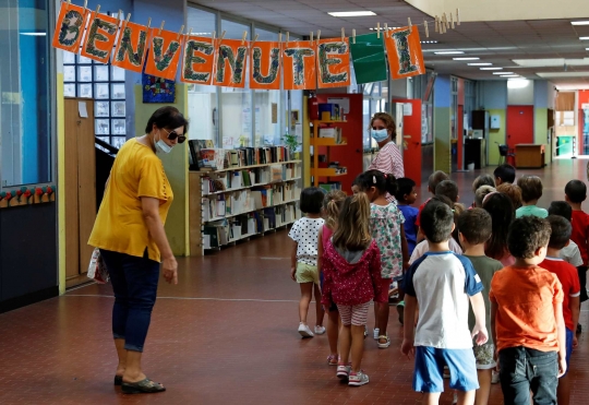 Semangat Pelajar di Italia Kembali Bersekolah