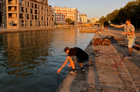 Bila Mancing Menggunakan Magnet di Kanal Paris