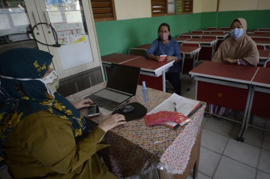 Siswa SD di Tangsel Terima Kartu Perdana Gratis