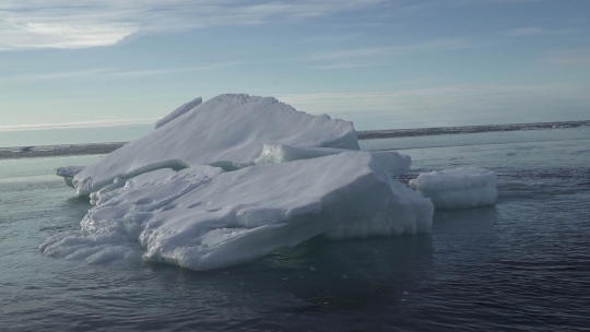 Penampakan Bongkahan Es Hanyut di Perairan Samudera Arktik