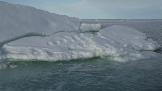 Penampakan Bongkahan Es Hanyut di Perairan Samudera Arktik