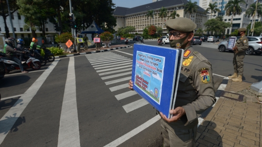 Aksi Satpol PP Ingatkan Masyarakat Bahaya Covid-19