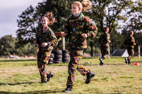 Pesona Putri Mahkota Belgia dalam Balutan Seragam Militer