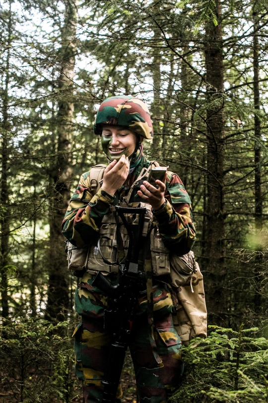 Pesona Putri Mahkota Belgia dalam Balutan Seragam Militer