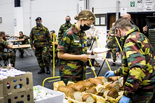 Pesona Putri Mahkota Belgia dalam Balutan Seragam Militer