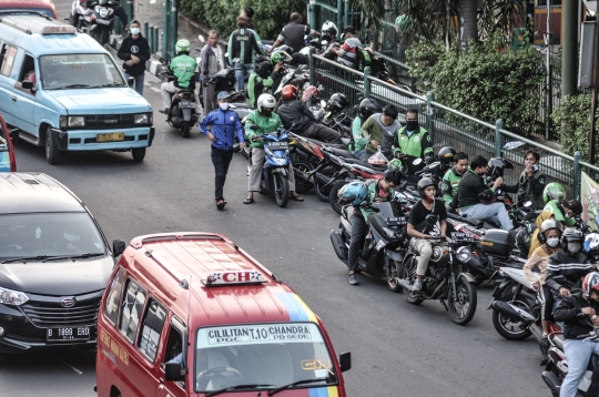 Minim Pengawasan, Ojol Masih Berkerumun saat Menunggu Penumpang