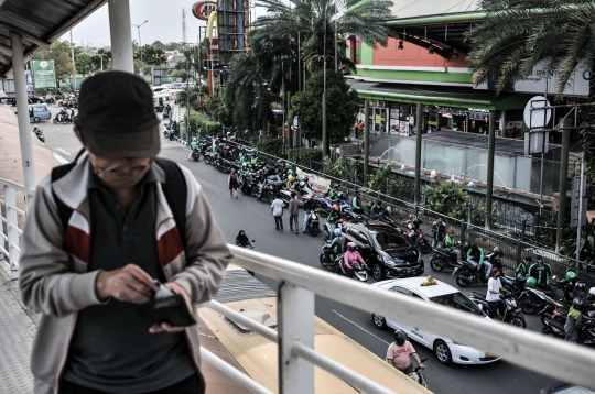 Minim Pengawasan, Ojol Masih Berkerumun saat Menunggu Penumpang