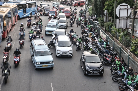 Minim Pengawasan, Ojol Masih Berkerumun saat Menunggu Penumpang