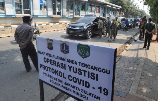 Petugas Gabungan Gelar Operasi Yustisi PSBB di Jati Padang