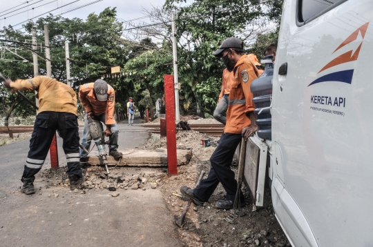 Sering Kecelakaan, Perlintasan Kereta Tanpa Palang di Tanah Kusir Dibangun Pembatas