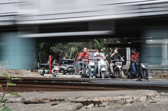 Sering Kecelakaan, Perlintasan Kereta Tanpa Palang di Tanah Kusir Dibangun Pembatas