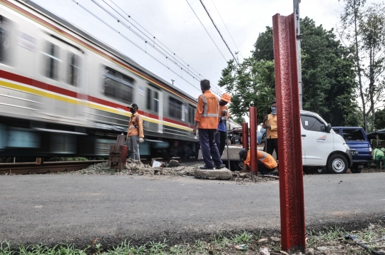 Sering Kecelakaan, Perlintasan Kereta Tanpa Palang di Tanah Kusir Dibangun Pembatas