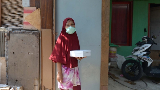 TNI-Polri Bagikan Masker Gratis di Pondok Kopi