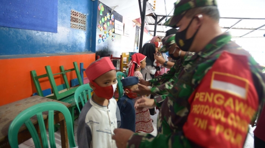 TNI-Polri Bagikan Masker Gratis di Pondok Kopi