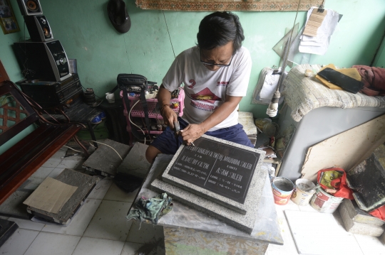 Potret Pengrajin Batu Nisan di Tengah Penambahan Kasus Covid-19