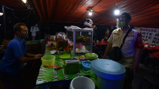 Petugas Gabungan Razia Tempat Makan di Pulogadung