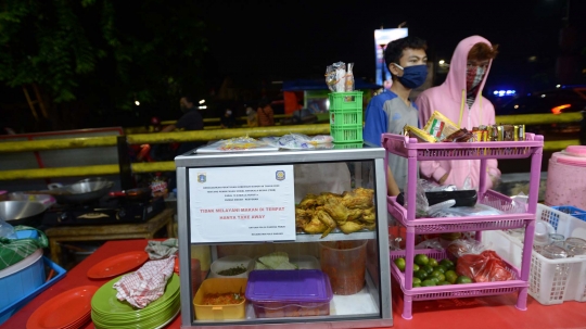 Petugas Gabungan Razia Tempat Makan di Pulogadung