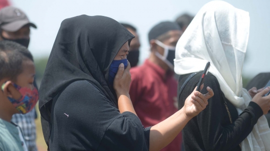 Suasana Pemakaman Korban Covid-19 di TPU Pondok Rangon