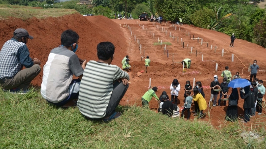 Suasana Pemakaman Korban Covid-19 di TPU Pondok Rangon