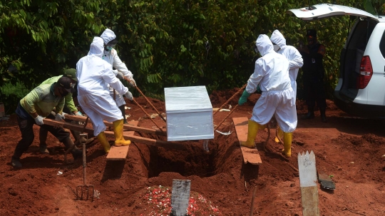 Suasana Pemakaman Korban Covid-19 di TPU Pondok Rangon