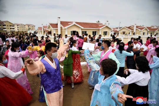 Perayaan Korban Bencana di Korea Utara Pindah ke Rumah Baru