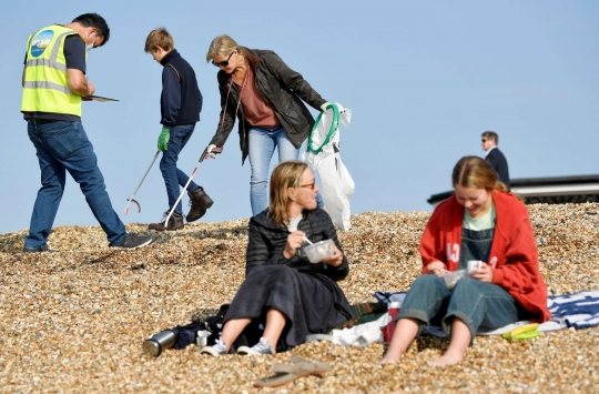 Aksi Keluarga Kerajaan Inggris Pungut Sampah di Pantai