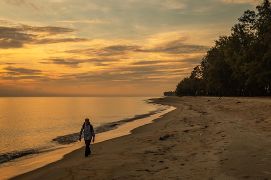 Semangat Kakek Pungut Botol Kaca yang Kotori Pantai Selama 15 Tahun