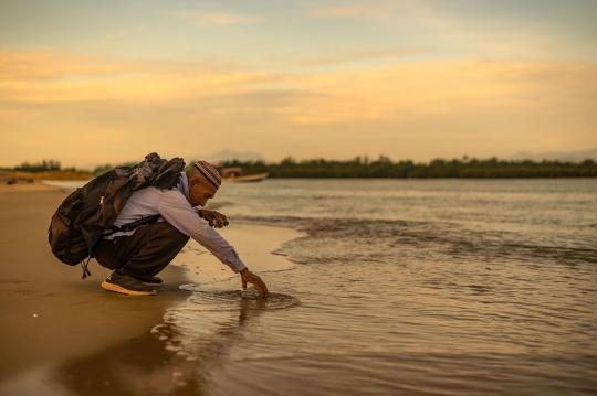 Semangat Kakek Pungut Botol Kaca yang Kotori Pantai Selama 15 Tahun