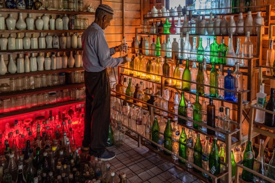 Semangat Kakek Pungut Botol Kaca yang Kotori Pantai Selama 15 Tahun