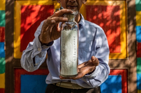 Semangat Kakek Pungut Botol Kaca yang Kotori Pantai Selama 15 Tahun