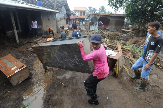 Warga Gotong-royong Evakuasi Harta Benda Usai Banjir Bandang Sukabumi