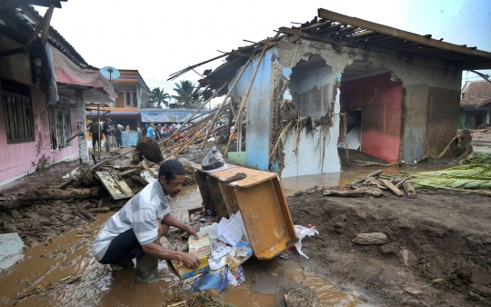 Warga Gotong-royong Evakuasi Harta Benda Usai Banjir Bandang Sukabumi