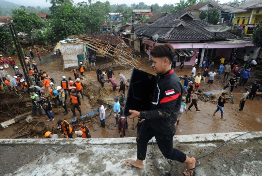 Warga Gotong-royong Evakuasi Harta Benda Usai Banjir Bandang Sukabumi