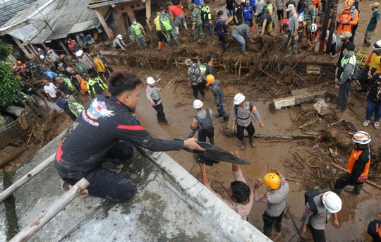 Warga Gotong-royong Evakuasi Harta Benda Usai Banjir Bandang Sukabumi