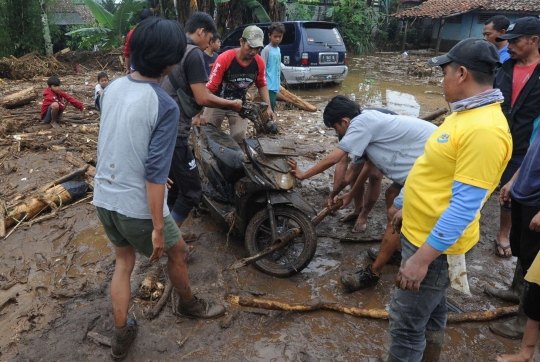 Warga Gotong-royong Evakuasi Harta Benda Usai Banjir Bandang Sukabumi