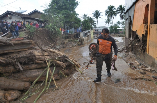 Aksi Tim SAR Bersihkan Material Banjir Bandang Sukabumi