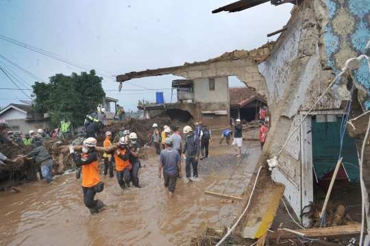Aksi Tim SAR Bersihkan Material Banjir Bandang Sukabumi