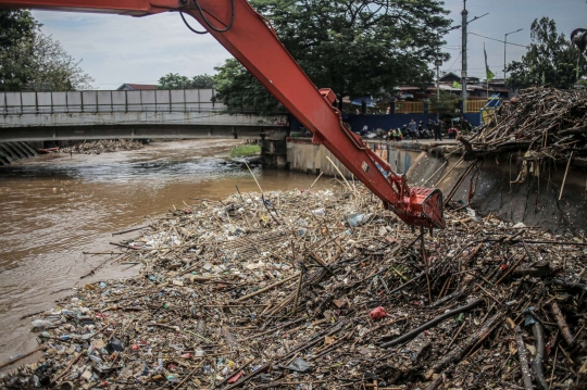 Sampah Kayu Kiriman Menumpuk di Pintu Air Manggarai