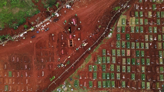 Foto Udara Pemakaman Korban Covid-19 di TPU Pondok Rangon